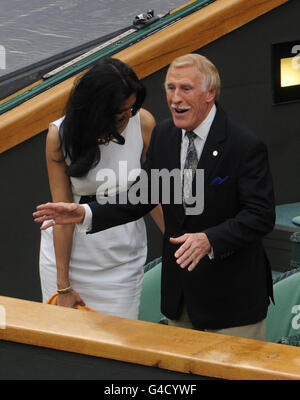 Sir Bruce Forsyth und seine Frau Wilnelia kommen am dritten Tag der Wimbledon Championships 2011 im All England Lawn Tennis and Croquet Club, Wimbledon, in die Royal Box am Centre Court. Stockfoto