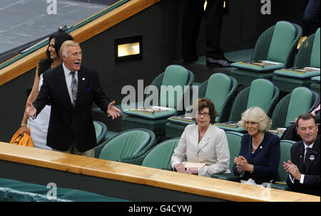 Sir Bruce Forsyth und seine Frau Wilnelia begrüßen die Herzogin von Cornwall (zweite rechts) und Lady Sarah Keswick (dritte rechts) im Royal Box auf dem Center Court am dritten Tag der Wimbledon Championships 2011 im All England Lawn Tennis and Croquet Club, Wimbledon. Stockfoto