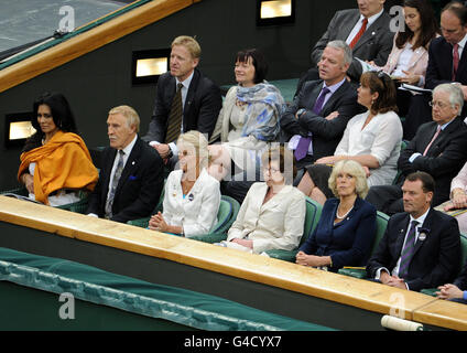 Sir Bruce Forsyth und seine Frau Wilnelia (links) sitzen mit (von links nach rechts) Frau Gill Brook, Lady Sarah Keswick, der Herzogin von Cornwall und dem stellvertretenden Vorsitzenden des All England Club Philip Brook, Am dritten Tag der Wimbledon Championships 2011 im All England Lawn Tennis and Croquet Club, Wimbledon, in der Royal Box auf dem Center Court. Stockfoto