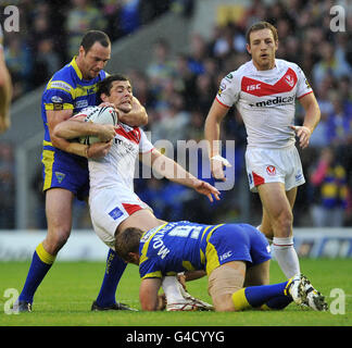 St. Helens Paul Wellens (Mitte) wird von Adrian Morley (links) während des Engage Super League-Spiels im Halliwell Jones Stadium, Warrington, angegangen. Stockfoto