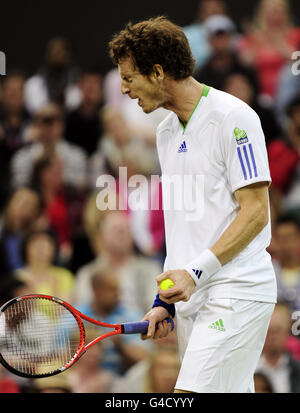 Tennis - Wimbledon Championships 2011 - Tag fünf - All England Lawn Tennis und Croquet Club. Der britische Andy Murray reagiert während des fünften Tages bei den Wimbledon Championships 2011 auf den kroatischen Ivan Ljubicic am Center Court Stockfoto