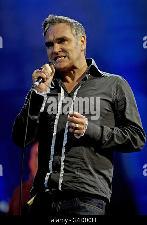 Glastonbury Festival 2011 - Freitag. Morrissey tritt auf der Pyramid-Bühne beim Glastonbury-Musikfestival in Worthy Farm, Pilton, auf. Stockfoto