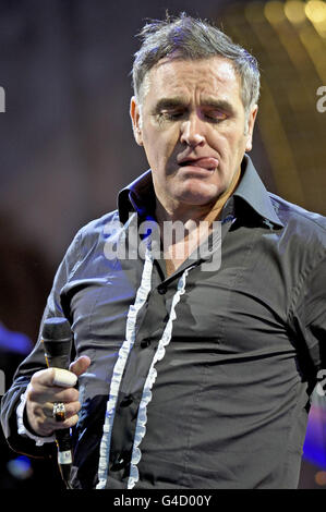 Glastonbury Festival 2011 - Freitag. Morrissey tritt auf der Pyramid-Bühne beim Glastonbury-Musikfestival in Worthy Farm, Pilton, auf. Stockfoto