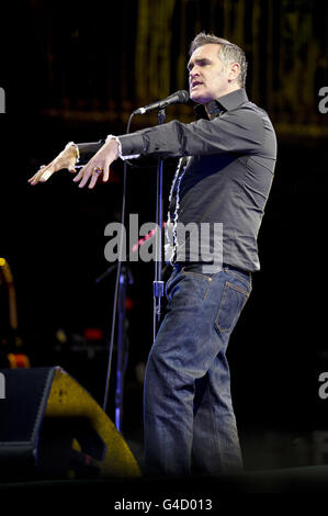 Morrissey tritt auf der Pyramid Stage beim Glastonbury Musikfestival in Worthy Farm, Pilton auf. Stockfoto