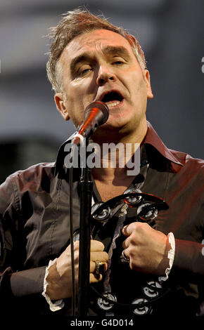 Glastonbury Festival 2011 - Freitag. Morrissey tritt auf der Pyramid-Bühne beim Glastonbury-Musikfestival in Worthy Farm, Pilton, auf. Stockfoto