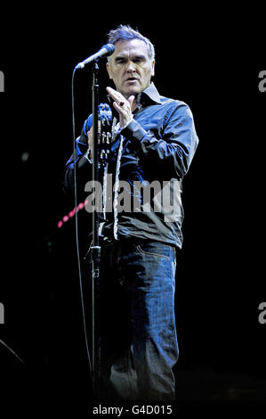 Morrissey tritt auf der Pyramid Stage beim Glastonbury Musikfestival in Worthy Farm, Pilton auf. Stockfoto