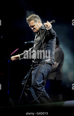 Morrissey tritt auf der Pyramid Stage beim Glastonbury Musikfestival in Worthy Farm, Pilton auf. Stockfoto