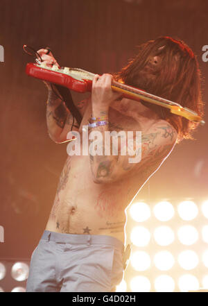 Glastonbury Festival 2011 - Freitag. Simon Neil von Biffy Clyro tritt auf der Pyramid Stage beim Glastonbury Festival in Somerset auf. Stockfoto