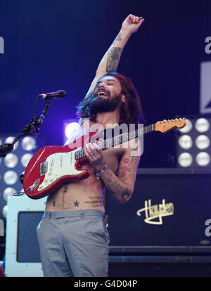 Simon Neil von Biffy Clyro auf der Pyramid Stage beim Glastonbury Festival in Somerset. Stockfoto