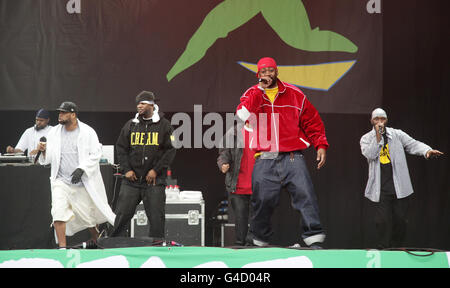 Der Wu-Tang Clan tritt auf der Pyramidenbühne beim Glastonbury Festival in Somerset auf. Stockfoto