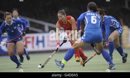 Die chinesische Yudioa Zhao (Mitte) läuft bei ihrem Eröffnungsspiel in der Rabo FIH Women's Champions Trophy im Wagener Stadium, Amsterdam, gegen die südkoreanische Verteidigung Stockfoto