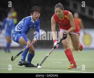 Die chinesische Yudioa Zhao (rechts) stellt sich während ihres Eröffnungsspiels in der Rabo FIH Women's Champions Trophy im Wagener Stadium, Amsterdam, gegen die südkoreanische Eun Bi Cheon Stockfoto