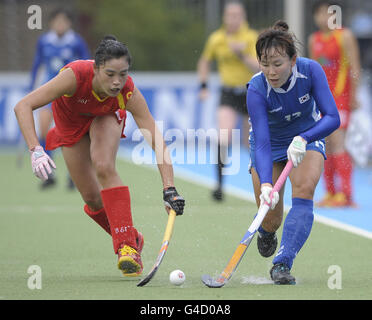 Chinas Wei Ma (links) fordert die südkoreanische Da Rae Kim während ihres Eröffnungsspiels in der Rabo FIH Women's Champions Trophy im Wagener Stadium, Amsterdam, heraus Stockfoto