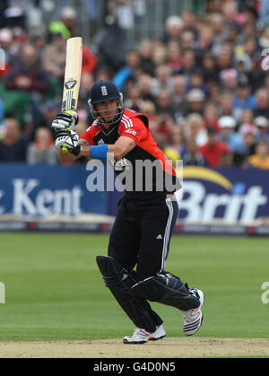 Der englische Kevin Pietersen trifft sich während des International Twenty20-Spiels im County Ground in Gloucestershire. Stockfoto