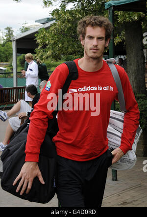 Andy Murray aus Großbritannien kommt während des sechsten Tages der Wimbledon Championships 2011 im All England Lawn Tennis and Croquet Club in Wimbledon zu einer Trainingseinheit auf den Aorangi Courts. Stockfoto