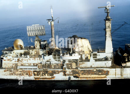 HMS Sheffield, nachdem sie von einer argentinischen Exocet-Rakete im Südatlantik getroffen wurde. Stockfoto