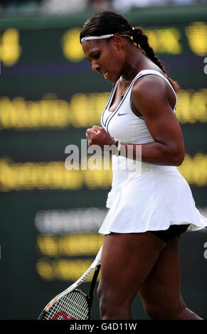 Die US-Amerikanerin Serena Williams feiert während ihres Spiels gegen die russische Maria Kirilenko am sechsten Tag der Wimbledon Championships 2011 im All England Lawn Tennis and Croquet Club in Wimbledon. Stockfoto
