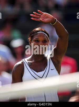 Die US-Amerikanerin Serena Williams feiert ihr Spiel gegen die russische Maria Kirilenko am sechsten Tag der Wimbledon Championships 2011 im All England Lawn Tennis and Croquet Club in Wimbledon. Stockfoto