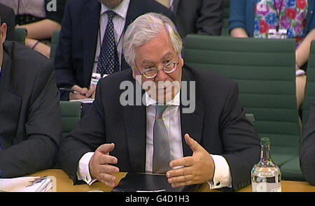 Der Gouverneur der Bank von England, Sir Mervyn King, gibt dem Finanzausschuss des Unterhauses im Portcullis House, London, Beweise. Stockfoto