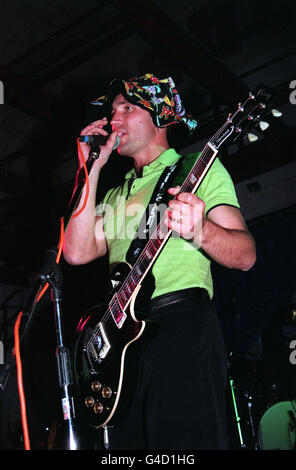 PA NACHRICHT FOTO 27.06.98 EHEMALIGE WIMBLEDON TENNIS CHAMPION PAT CASH SPIELT GITARRE MIT SEINER BAND AN DER UNIVERSITY OF NORTH LONDON SCHÜLER VERANSTALTUNGSORT "RAKETE", WO SIE DURCHGEFÜHRT, NACHDEM GERADE DIE WELT CUP TURNIER SPIEL ENGLAND GEGEN KOLUMBIEN Stockfoto