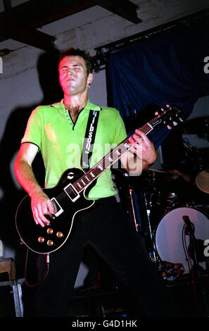 PA NACHRICHT FOTO 27.06.98 EHEMALIGE WIMBLEDON TENNIS CHAMPION PAT CASH SPIELT GITARRE MIT SEINER BAND AN DER UNIVERSITY OF NORTH LONDON SCHÜLER VERANSTALTUNGSORT "RAKETE", WO SIE DURCHGEFÜHRT, NACHDEM GERADE DIE WELT CUP TURNIER SPIEL ENGLAND GEGEN KOLUMBIEN Stockfoto