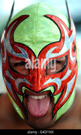 Ein maskierter mexikanischer Luchadors, der Teil der mexikanischen Wrestling-Gruppe "Lucha Future" ist, übt seine Bewegungen im Sage Music Center in Gateshead, bevor sie heute Abend ihre Show zeigen. Die Gruppe besteht aus 14 maskierten mexikanischen Luchadoren. Stockfoto