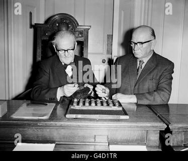 David Wiseman, links, Vorsitzender des FA Cup Committee und R.H Brough, Vizepräsident des Verbandes, Unentschieden No. 27, Carlisle oder Gravesend gegen No. 24 Sunderland. Stockfoto