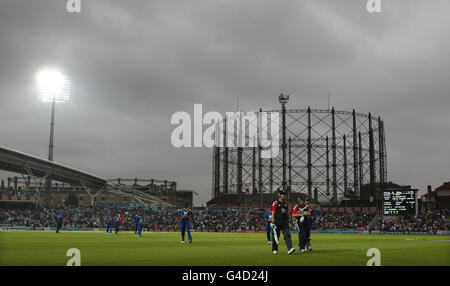 Cricket - 2011 NatWest Series - First One Day International - England / Sri Lanka - The Kia Oval. Die Teams verlassen das Feld für, während Regenverzögerungen während des ersten NatWest One Day International im Kia Oval, London spielen. Stockfoto