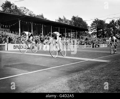 K.E.J Barton (Coventry R.C) Sieger Heat E des International Sprint Repechage von G.H Edmonds (Norwood Park) Stockfoto