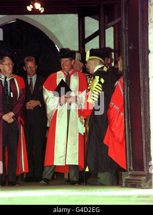 SIR PETER USTINOV (RECHTS) SPRICHT MIT DEM PRINCE OF WALES (MITTE), NACHDEM ER IHM EINEN EHRENDOKTORTITEL VON DER DURHAM UNIVERSITY ÜBERREICHEN HATTE. Stockfoto