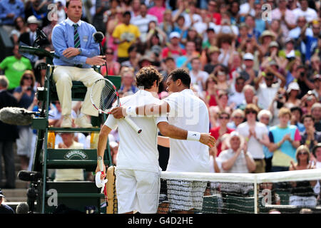 Der Schweizer Roger Federer und der französische Jo Wilfried Tsonga (rechts) umarmen sich Nach dem Spiel Stockfoto