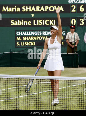 Tennis - Wimbledon Championships 2011 - Tag zehn - All England Lawn Tennis und Croquet Club. Die russische Maria Sharapova feiert den Sieg in ihrem Halbfinalspiel gegen die deutsche Sabine Lisicki Stockfoto