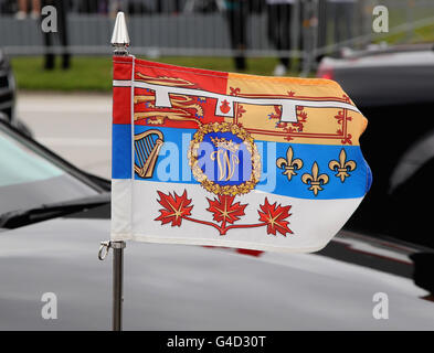 Die Flagge des Herzogs und der Herzogin von Cambridge fliegt im Konvoi auf der Vorderseite seines Autos, als er zum Beginn ihres Besuchs in Kanada am internationalen Flughafen Ottawa Macdonald-Cartier ankommt. Stockfoto