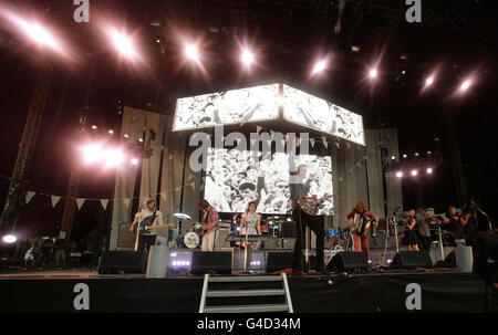 Arcade Fire Konzert - London. Arcade Fire spielt im Hyde Park im Zentrum von London. Stockfoto