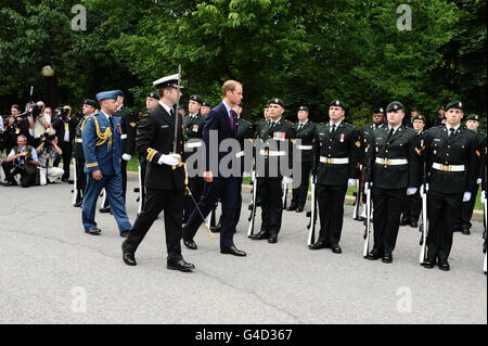 Der Herzog von Cambridge inspiziert die Garde der Ehrensoldaten, nachdem er in der Rideau Hall in Ottawa Kanada angekommen ist. Stockfoto