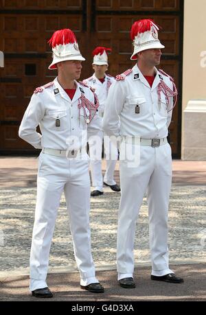 Carabiniers stehen auf der Hochzeit von Prinz Albert II. Von Monaco und Charlene Wittstock auf dem Place du Palais als Wache. Stockfoto