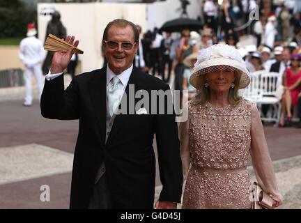 Roger Moore und seine Frau Kristina kommen zur Hochzeit von Prinz Albert II. Von Monaco und Charlene Wittstock am Place du Palais an. Stockfoto