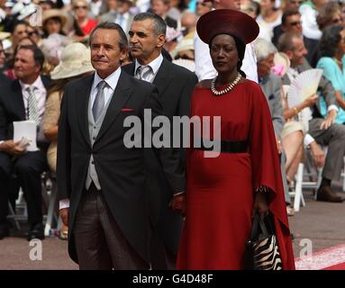 Jacky Ickx und seine Frau Kaadja Nin kommen zur Hochzeit von Prinz Albert II von Monaco und Charlene Wittstock am Place du Palais an. Stockfoto