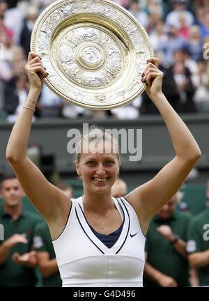 Die tschechische Petra Kvitova posiert mit ihrer Trophäe, nachdem sie die russische Maria Sharapova besiegt hat, um das Finale der Frauen-Singles am 12. Tag der Wimbledon-Meisterschaften 2011 beim All England Lawn Tennis and Croquet Club in Wimbledon zu gewinnen. Stockfoto