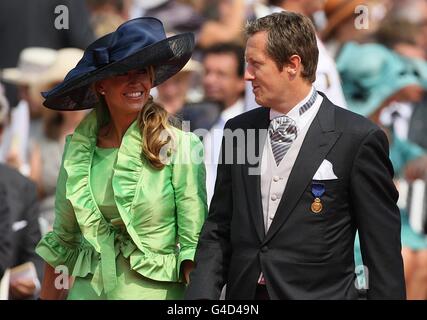 Jonas Bjorkman und seine Frau Petra kommen zur Hochzeit von Prinz Albert II von Monaco und Charlene Wittstock am Place du Palais an. Stockfoto