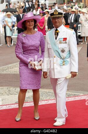 König Carl Gustav und Königin Silvia von Schweden kommen zur Hochzeit von Prinz Albert II von Monaco und Charlene Wittstock am Place du Palais an. Stockfoto