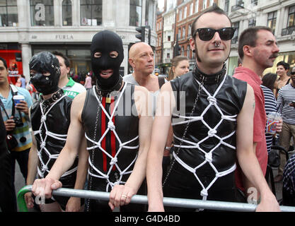 Nachtschwärmer nehmen an der jährlichen Gay Pride Parade im Zentrum von London Teil. Stockfoto