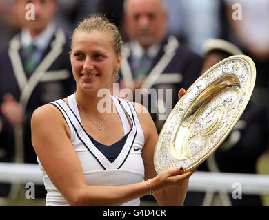 Die tschechische Petra Kvitova posiert mit der Trophäe, nachdem sie die russische Maria Sharapova besiegt hat, um das Finale der Damen-Einzelspiele am 12. Tag der Wimbledon-Meisterschaften 2011 beim All England Lawn Tennis and Croquet Club in Wimbledon zu gewinnen. Stockfoto