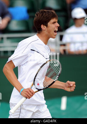 Der Großbritanniens Oliver Golding feiert den Doppelsieg seiner Jungen im Halbfinale, nachdem er und der Tschechen Jiri Vesely am 12. Tag der Wimbledon Championships 2011 im All England Lawn Tennis Club in Wimbledon die Spanier Andres Artunedo Martinavarr und Roberto Carballes Baena besiegt hatten. Stockfoto