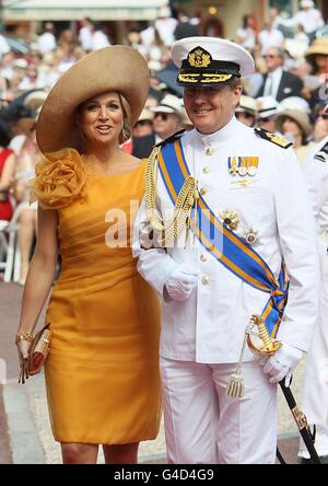 Willem-Alexander, Prinz von Oranien und Prinzessin Maxima kommen zur Hochzeit von Prinz Albert II von Monaco und Charlene Wittstock am Place du Palais an. Stockfoto