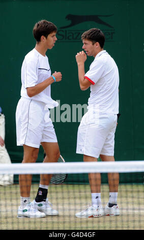 Der Großbritanniens Oliver Golding (links) in Aktion während der Doppelsiege der Jungen im Halbfinale, nachdem er und der tschechische Jiri Vesely die Spanier Andres Artunedo Martinavarr und Roberto Carballes Baena am 12. Tag der Wimbledon Championships 2011 im All England Lawn Tennis Club, Wimbledon, besiegt hatten. Stockfoto