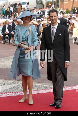 Alois, Erbprinz von Liechtenstein und Sophie Prinzessin von Bayern, kommen zur Hochzeit von Prinz Albert II. Von Monaco und Charlene Wittstock am Place du Palais an. Stockfoto