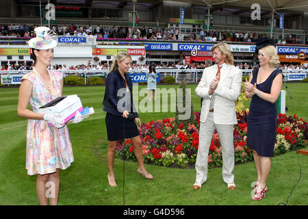 Pferderennen - Coral-Eclipse Day - Sandown Park. Die Gewinnerin des besten Damenwettbewerbs Kisa Tan (links) wird Liz McClarnon (rechts) und Nicky Clarke gratuliert Stockfoto