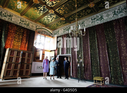 Queen Elizabeth II (Mitte) und der Herzog von Edinburgh (rechts) sehen die Schlafkammer der Königin, während eines Besuchs im Stirling Castle, wo die Königin den James V Palast im Schloss wiedereröffnete, Nach einem 12-Millionen-Projekt, das die sechs Wohnungen im Renaissance-Palast des Schlosses wieder so eingerichtet hat, wie sie Mitte des 16. Jahrhunderts ausgesehen haben könnten. Stockfoto
