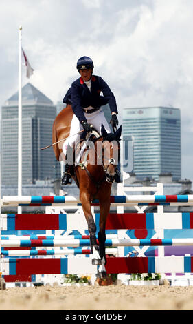 Der britische Pippa Funnel fährt Billy Shannon in der Jumping Qualifying Stage am dritten Tag des Greenwich Eventing International Events im Greenwich Park, London. Stockfoto